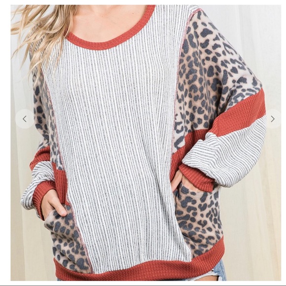 Leopard Contrast detail top w/ Pockets - Picture 5 of 6